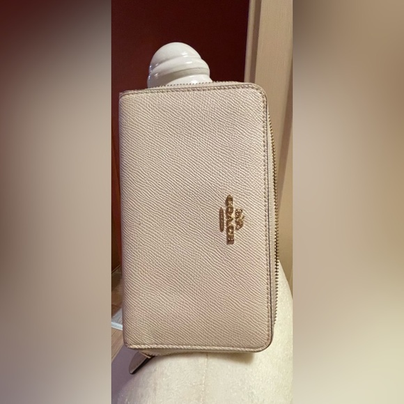 Coach white zip wallet with gold trim - Picture 8 of 8